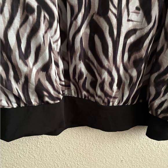 Jennifer Lopez Black and White Zebra Print Blouse with Chain Straps XL - Picture 6 of 12